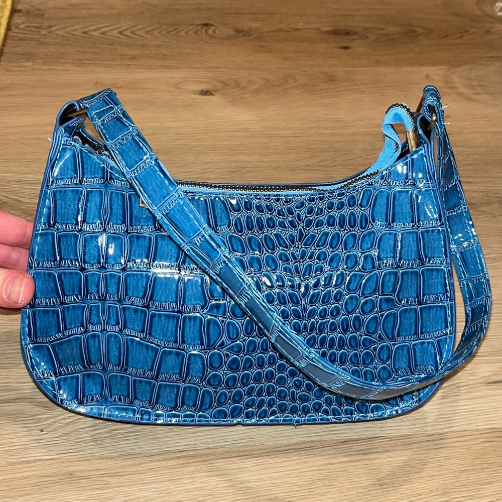 ✨24 hr sale✨ Blue faux croc skin shoulder bag